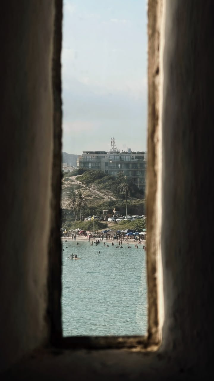 Vista de una playa desde una ventana